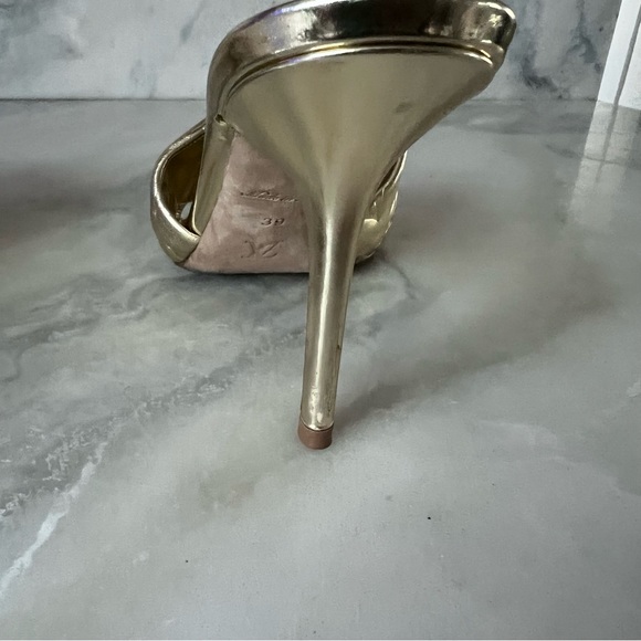 Louis Vuitton gold embossed sandals - Picture 4 of 9